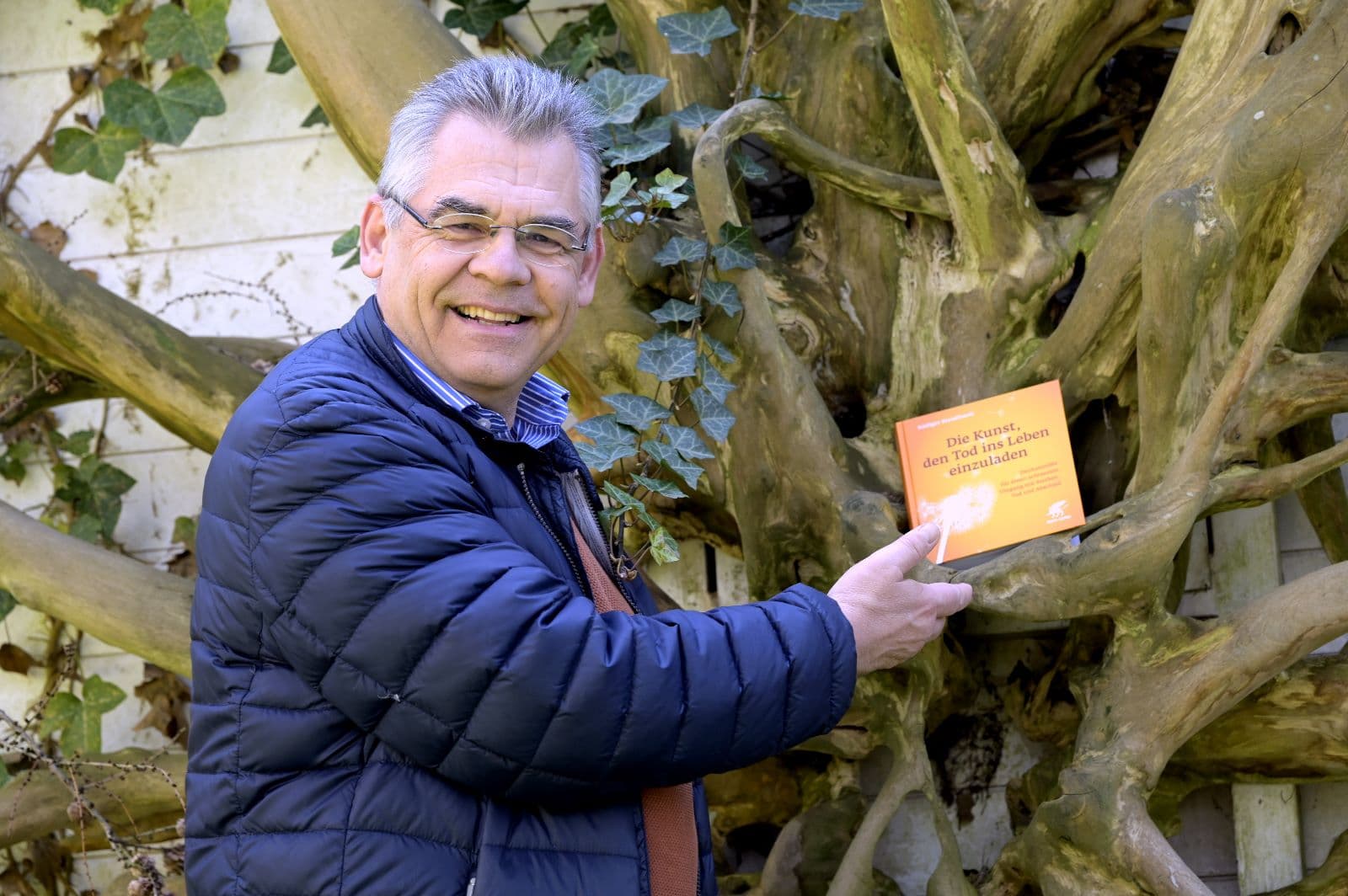 Rüdiger Standhardt mit dem Buch Die Kunst, den Tod ins Leben einzuladen